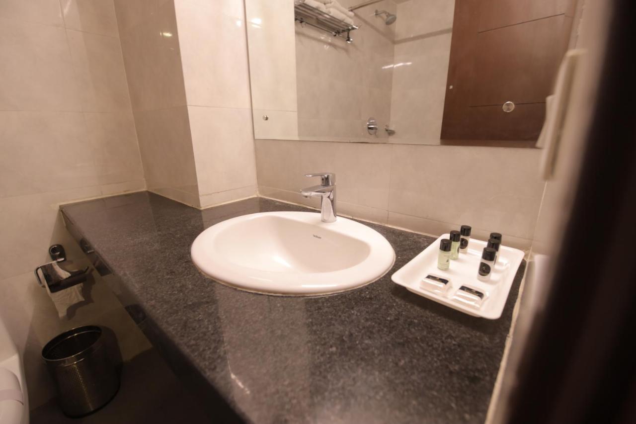 Airport Hotel Bollywood Paradise New Delhi Bagian luar foto