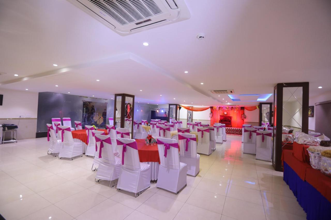 Airport Hotel Bollywood Paradise New Delhi Bagian luar foto