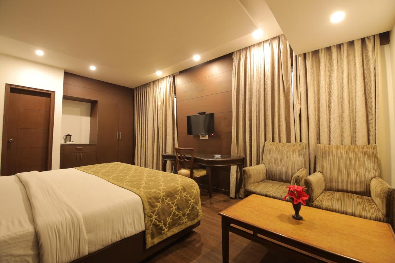 Airport Hotel Bollywood Paradise New Delhi Bagian luar foto