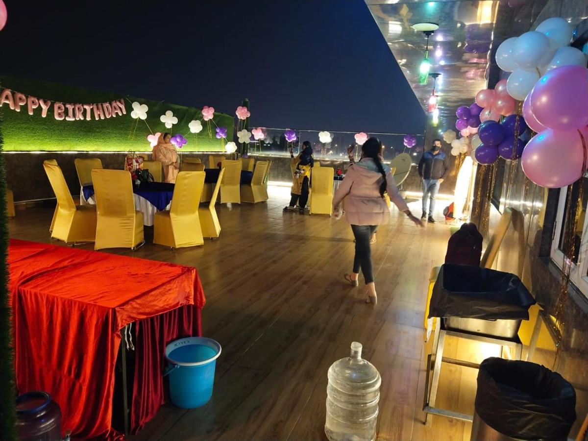 Airport Hotel Bollywood Paradise New Delhi Bagian luar foto