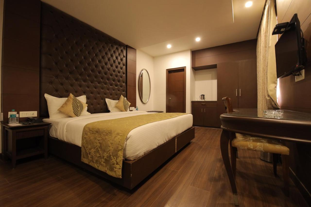 Airport Hotel Bollywood Paradise New Delhi Bagian luar foto