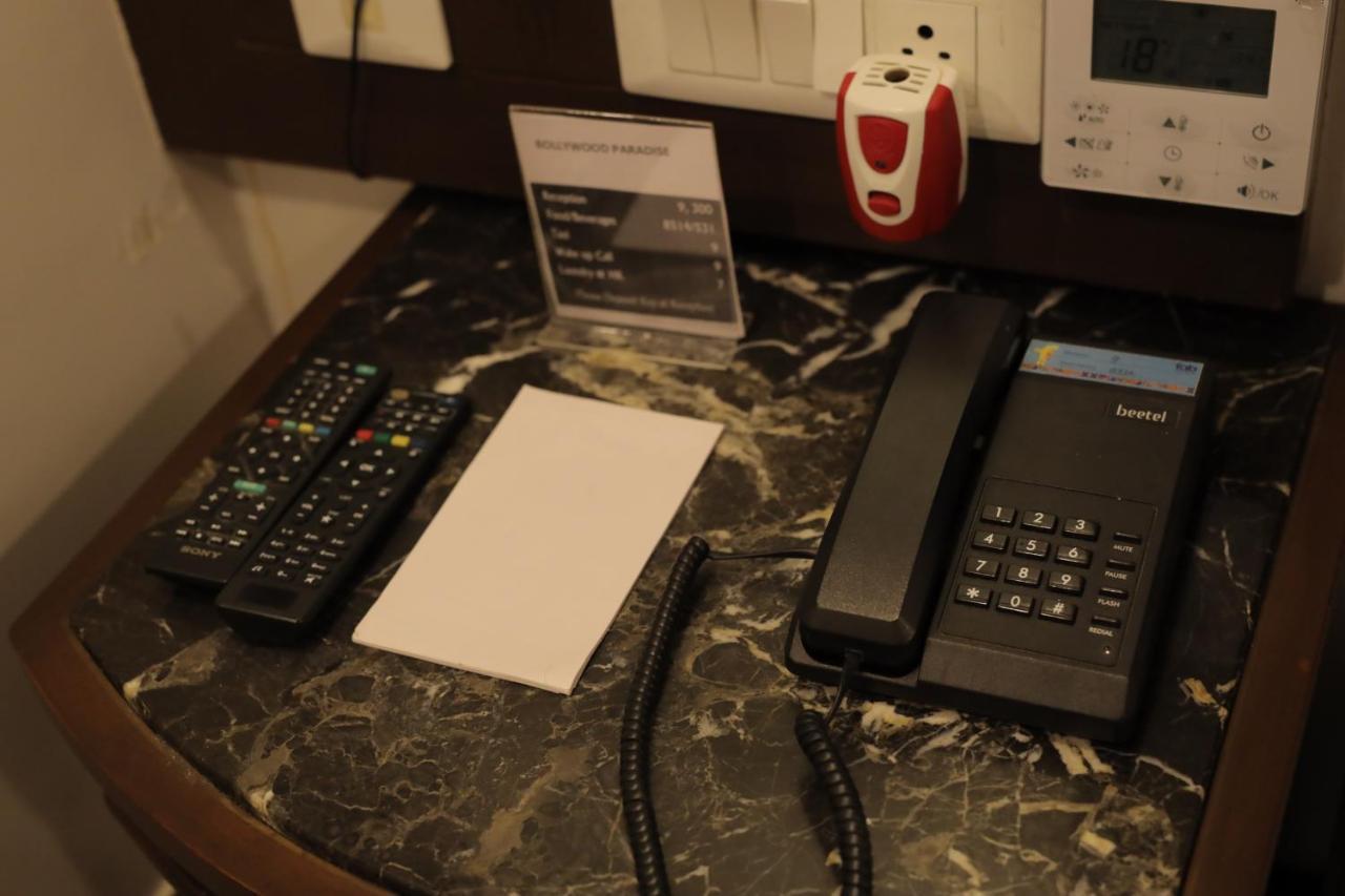 Airport Hotel Bollywood Paradise New Delhi Bagian luar foto