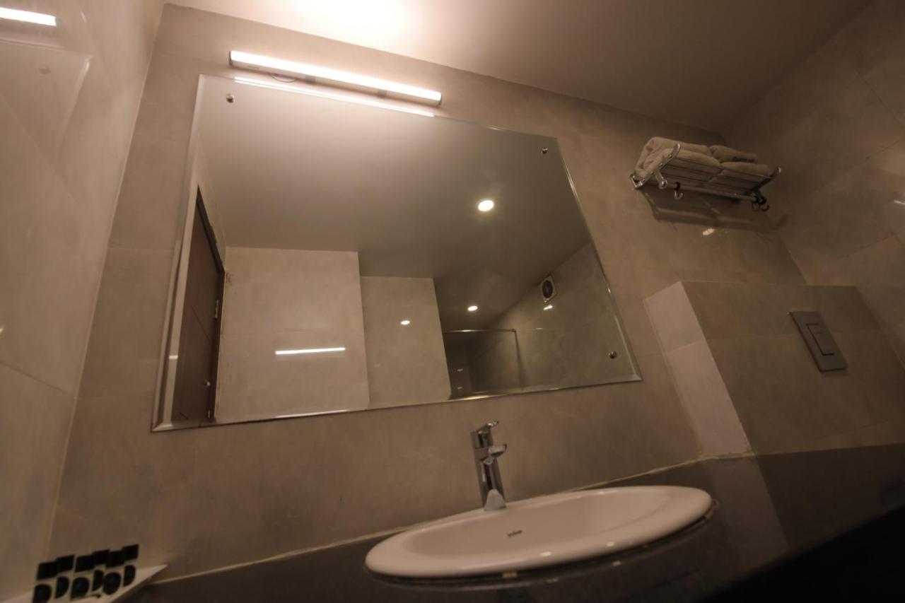 Airport Hotel Bollywood Paradise New Delhi Bagian luar foto