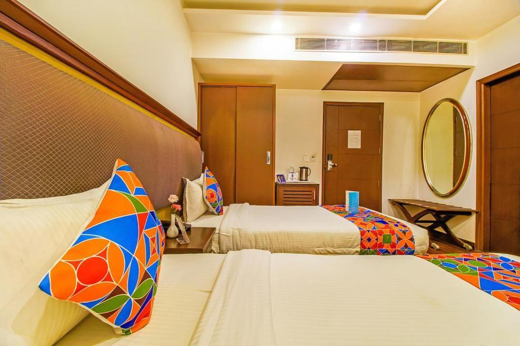Airport Hotel Bollywood Paradise New Delhi Bagian luar foto