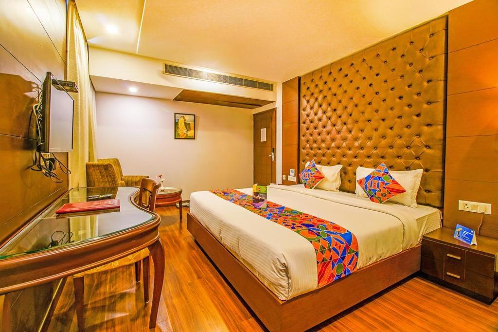 Airport Hotel Bollywood Paradise New Delhi Bagian luar foto